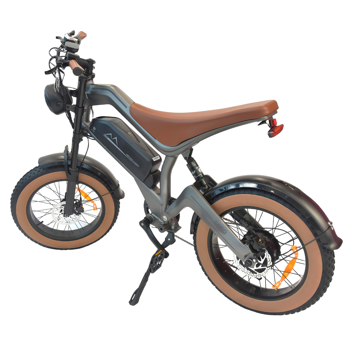 Rower elektryczny z brązowym siedzeniem i oponami, czarną ramą i reflektorem na białym tle.