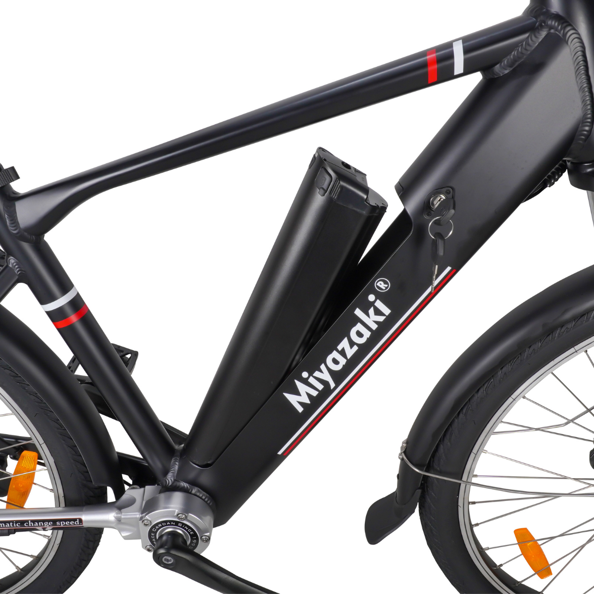 Czarny rower elektryczny z logo 'Miyazaki' na ramie. Widoczne koła, bateria i klucz. Rower ma czerwone i białe akcenty.