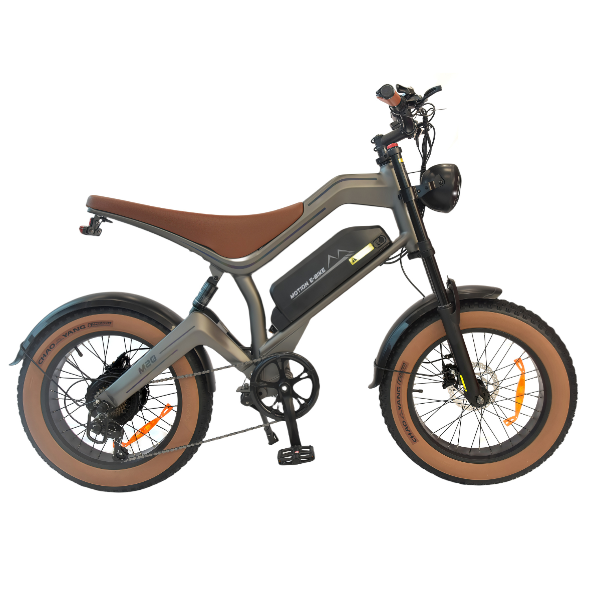 Rower elektryczny z brązowym siedzeniem i oponami. Posiada czarny akumulator i reflektor. Rower jest szary i ma nowoczesny design.