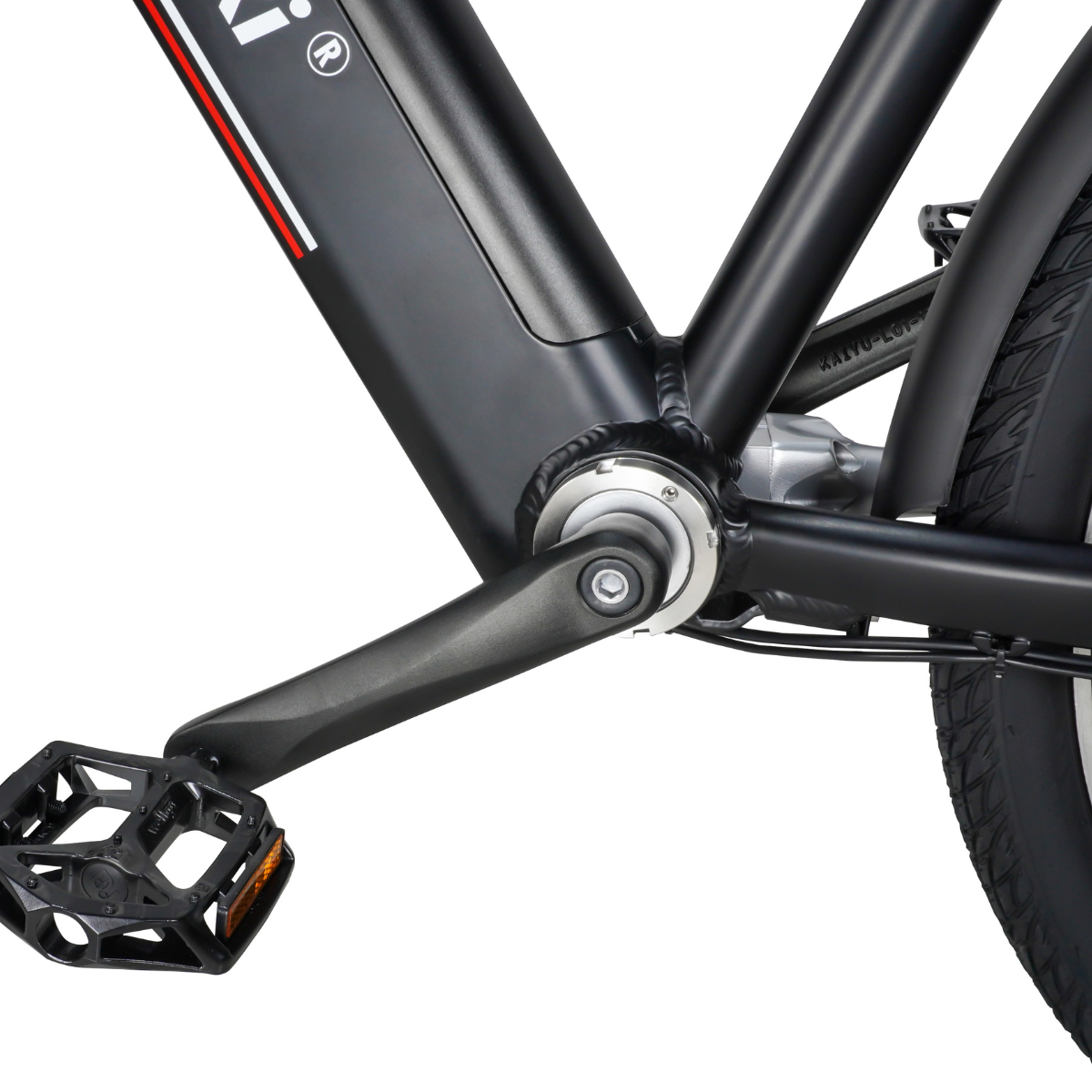 Zbliżenie czarnej ramy i komponentów roweru elektrycznego, w tym pedałów, ramion korbowych oraz części opony i błotnika.