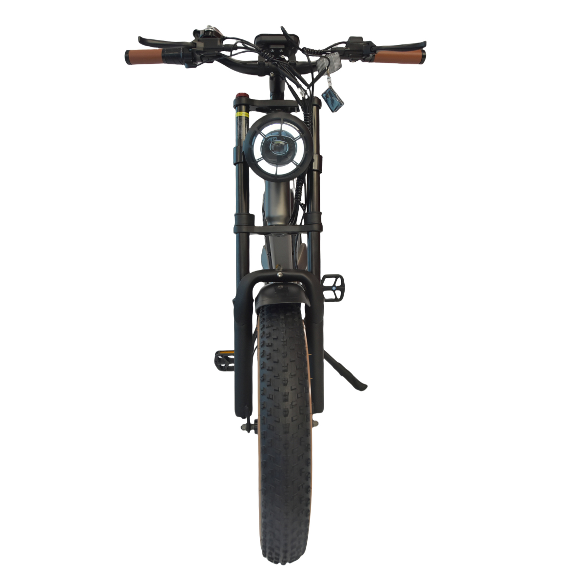 Widok z przodu roweru elektrycznego. Czarna rama, gruba opona, okrągły reflektor i brązowe uchwyty kierownicy. Izolowany na białym tle.