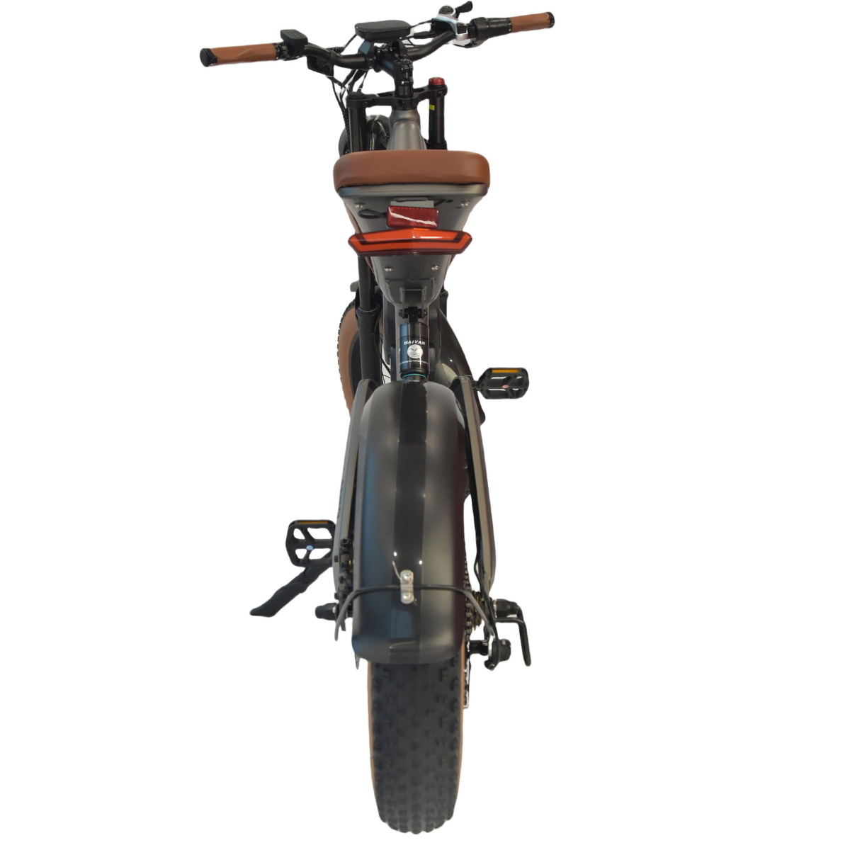 Widok z tyłu czarnego roweru elektrycznego. Ma brązowe siodełko, kierownicę i opony. Zawiera tylne światło i błotnik.