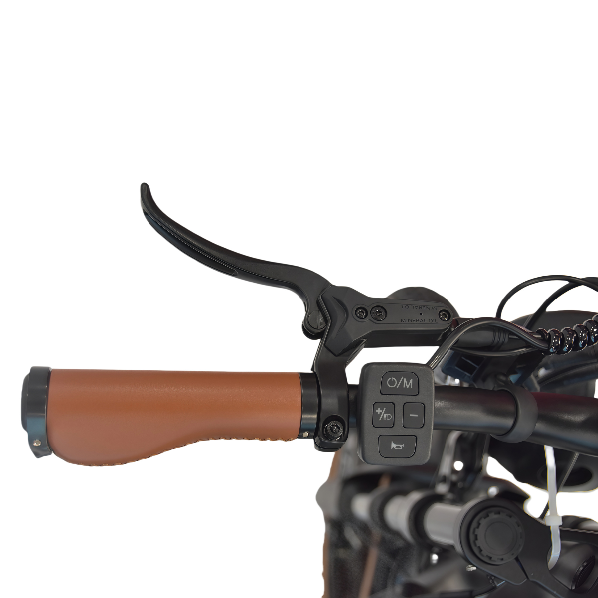 Zbliżenie kierownicy roweru elektrycznego z brązowym uchwytem, czarną dźwignią hamulca i panelem sterowania. Białe tło.