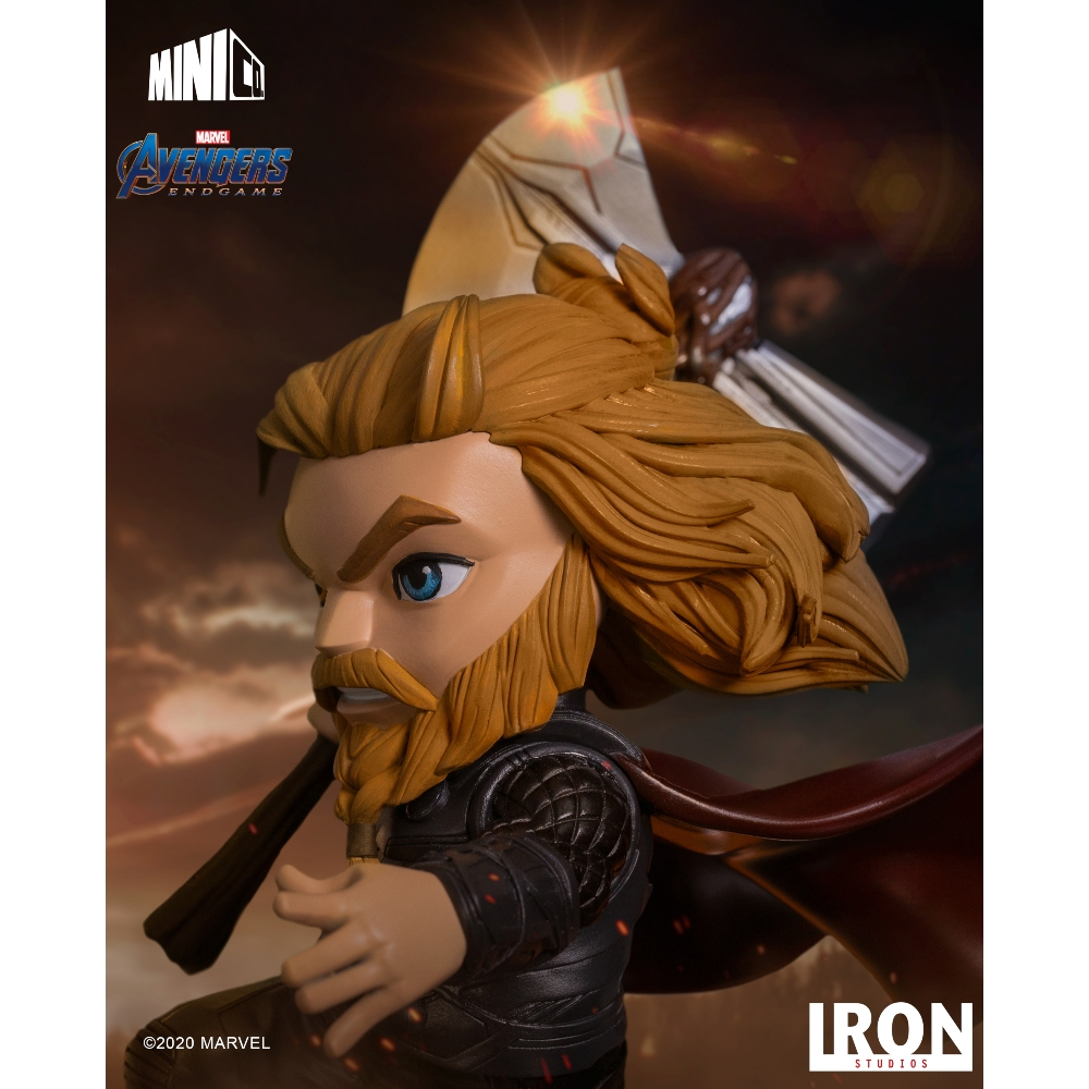 Una statuetta di Thor di Avengers: Endgame. Tiene un martello e un'ascia, con barba e capelli biondi. Lo sfondo è sfocato.