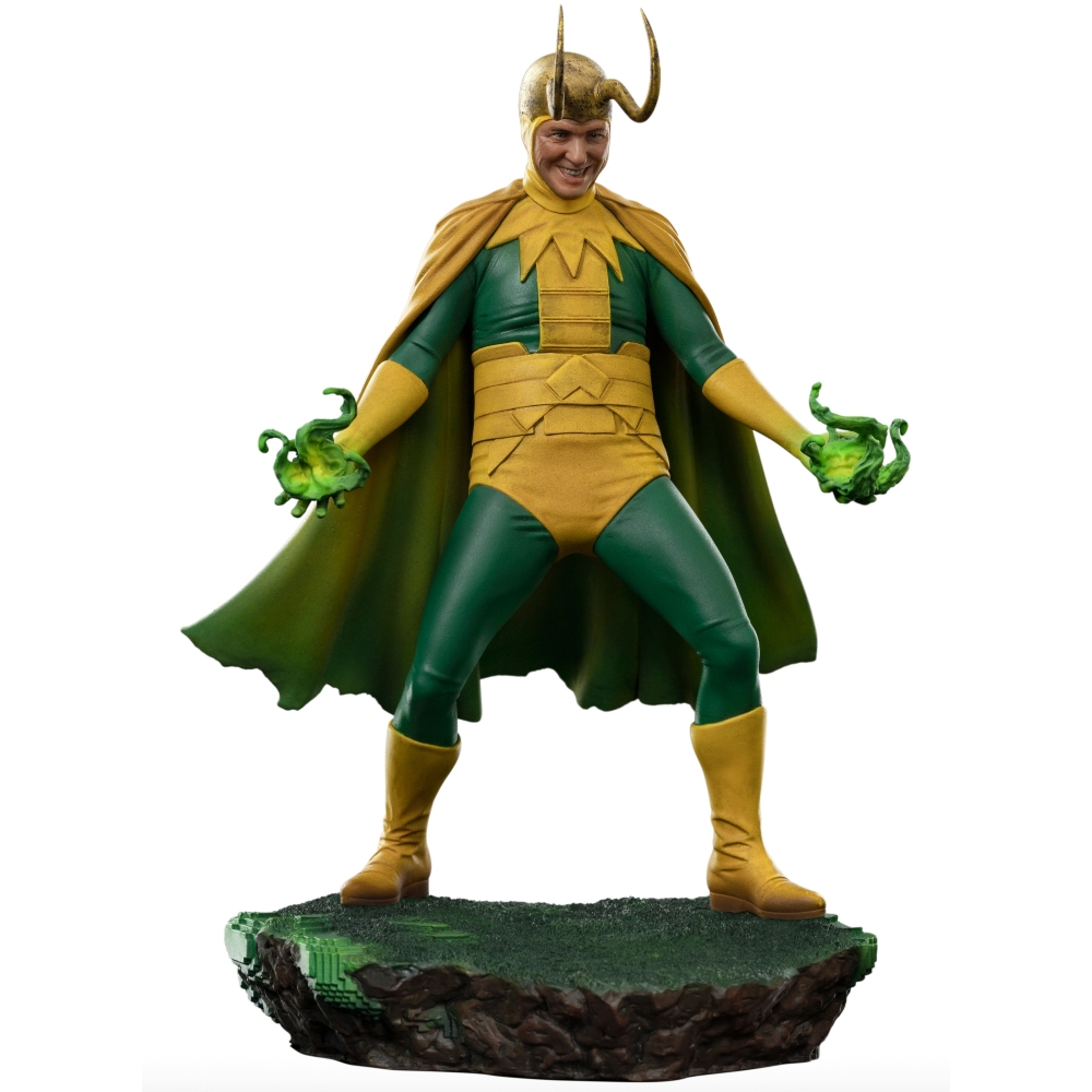 La figura di Loki è in piedi su una piattaforma, indossa un costume verde e oro. Tiene energia verde. Lo sfondo è bianco.