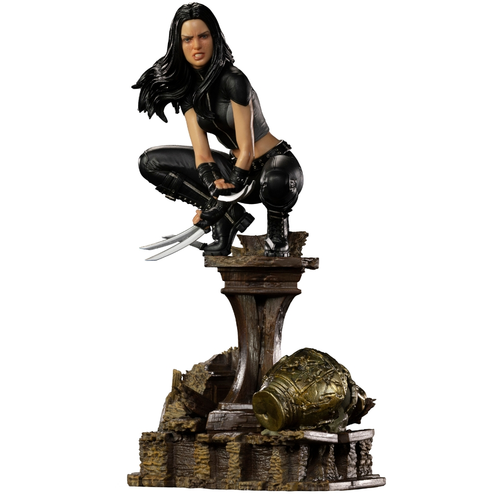 Una statua di una donna in abito nero, accovacciata con artigli estesi. È su un piedistallo con un'urna decorativa alla base.