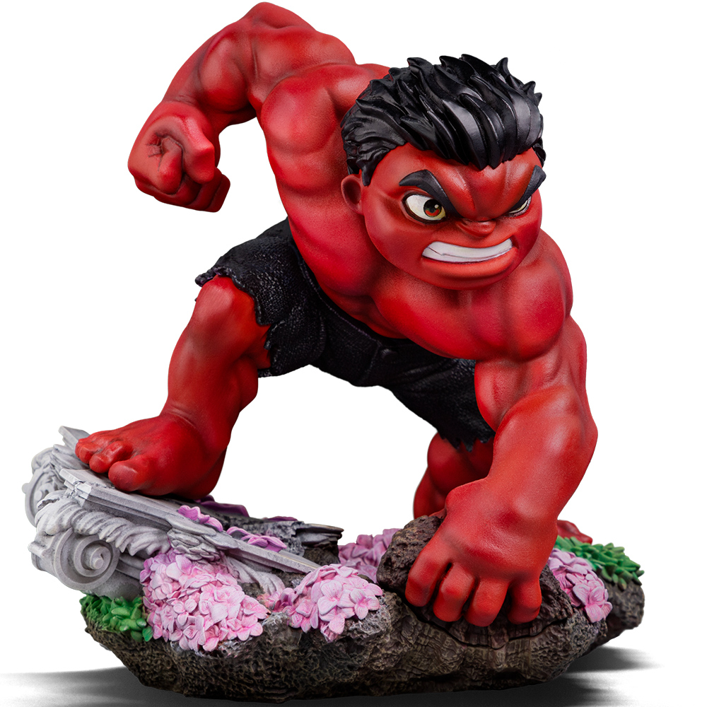 Una statua rossa di Hulk in posa da combattimento. È in piedi su una roccia con fiori. Hulk ha i capelli neri e indossa pantaloncini neri.