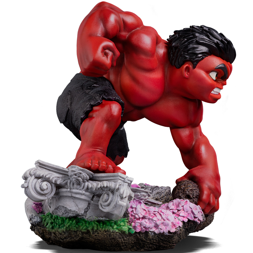 Figura di Hulk Rosso accovacciata, pugni chiusi. Pantaloncini neri, capelli neri. Statua su una base con elementi floreali e architettonici.