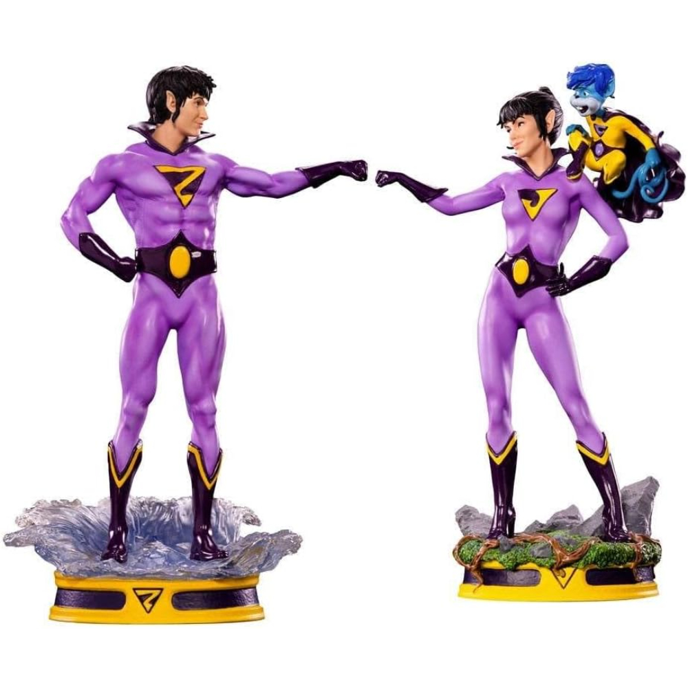 Due figure di supereroi in tuta viola che si battono il pugno. Una figura ha una piccola creatura blu sulla spalla.