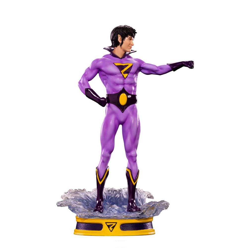 Una statua di supereroe in tuta viola con logo giallo sul petto, su base simile all'acqua, sfondo bianco.
