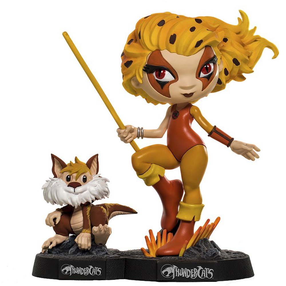 Una statuetta di Cheetara dei Thundercats con un bastone e una piccola statuetta di gatto. Entrambi su una base nera, con il logo dei Thundercats.