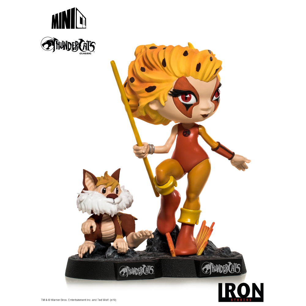 Una statua raffigura un personaggio dei cartoni animati con i capelli arancioni e un compagno felino, entrambi su una base nera. Il logo è in alto.