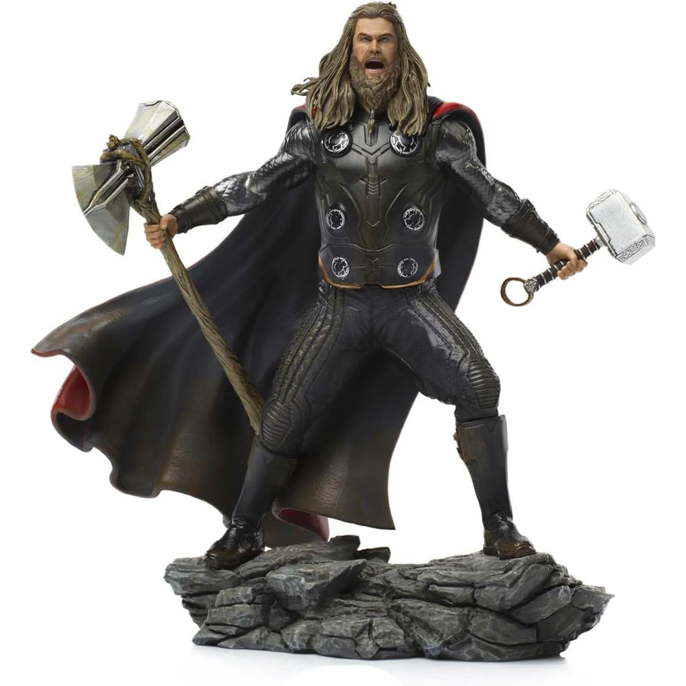 Statua di Thor con capelli lunghi e barba, che tiene due armi. Indossa un'armatura nera e si trova su una base rocciosa.
