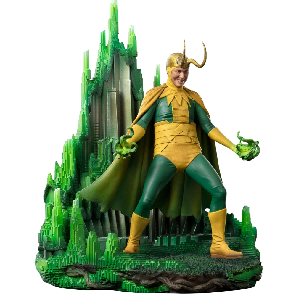 Figura di Loki con elmo cornuto, completo verde e giallo, in piedi davanti a una struttura verde cristallina, che tiene energia verde.