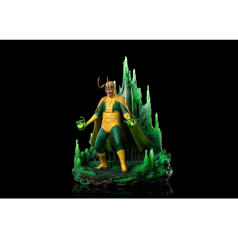Una figura di Loki si trova su una struttura di cristallo verde, tenendo globi verdi luminosi. Indossa un costume giallo e verde con un mantello.