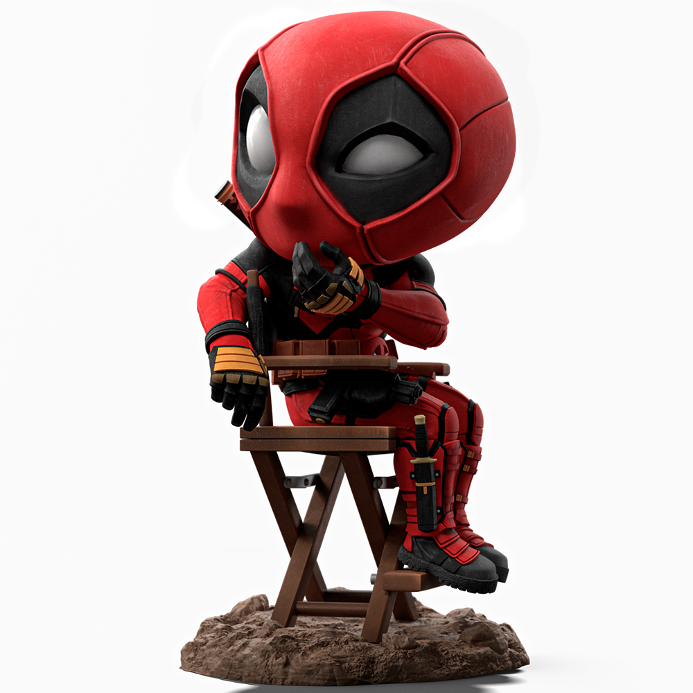 Una statuetta di Deadpool seduta su una sedia di legno. Indossa un costume rosso e nero. La sedia è su una base marrone su sfondo bianco.
