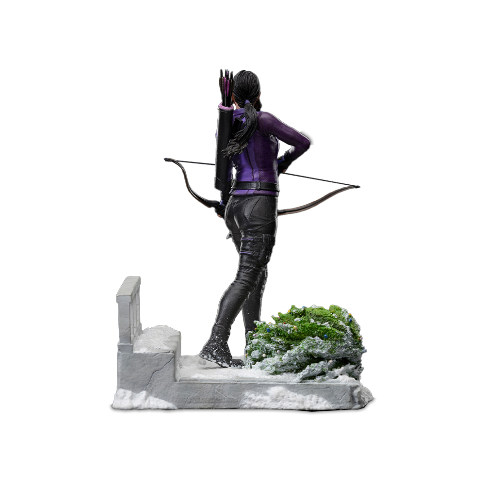 Una statua di Hawkeye, in viola e nero. Tiene un arco e una freccia, in piedi su una piattaforma innevata.