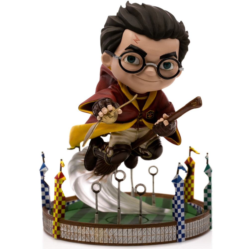 Statua di Harry Potter su una scopa. Indossa occhiali e una veste rossa, volando sopra un campo di Quidditch.