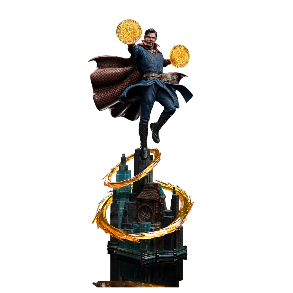 Figura di Doctor Strange in levitazione, con dischi luminosi. È su una base di edificio con anelli di energia dorata. Sfondo bianco.