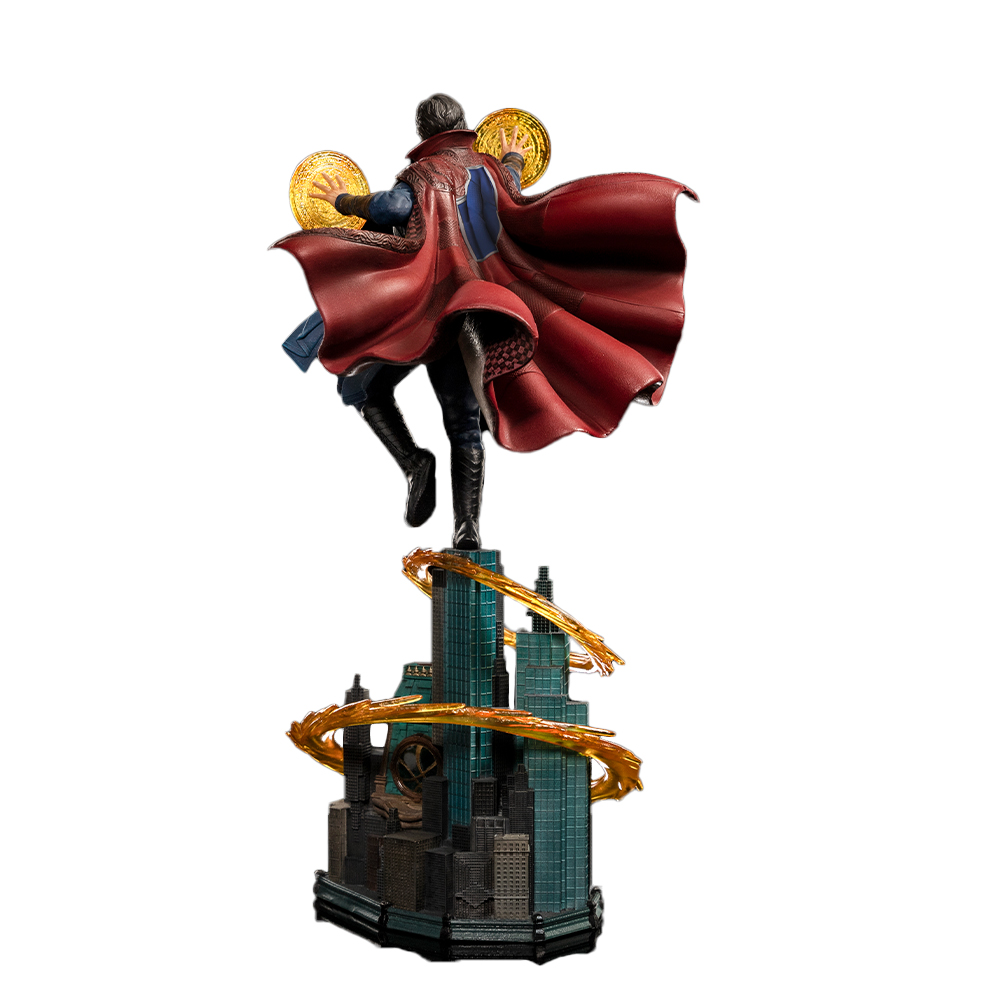Statuetta di Doctor Strange in azione, mantello svolazzante, con dischi di energia dorata, su base skyline, sfondo bianco.