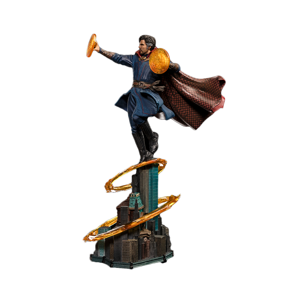 Una statuetta di Doctor Strange è in piedi su una base di paesaggio urbano. Indossa un costume blu e rosso, tiene scudi energetici e levita.