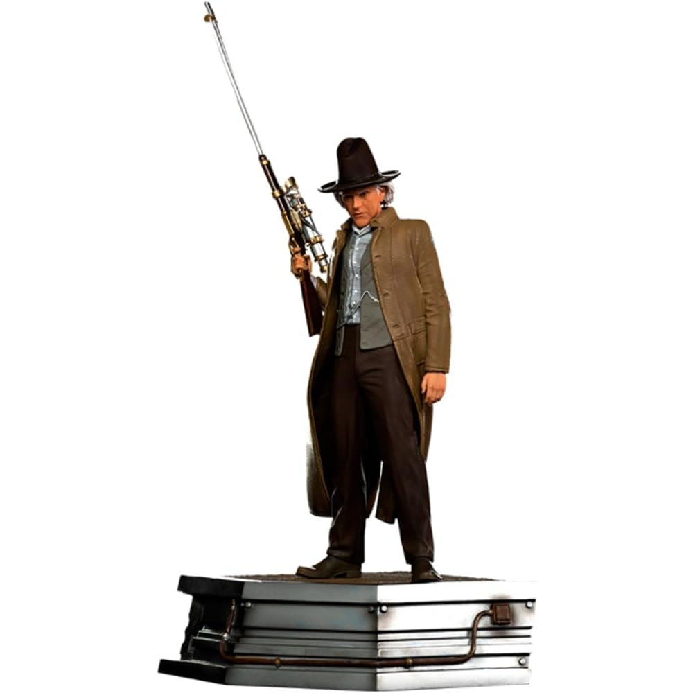 Una figura con cappotto e cappello marrone tiene un fucile. È in piedi su una piattaforma. Lo sfondo è bianco.
