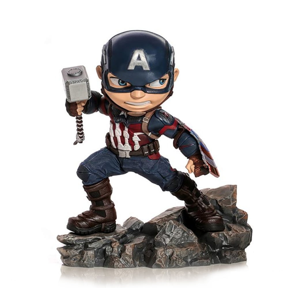 Una statuetta di Captain America con un martello. È su una base rocciosa, indossa il suo costume e il suo elmetto con una 'A'. Lo sfondo è bianco.