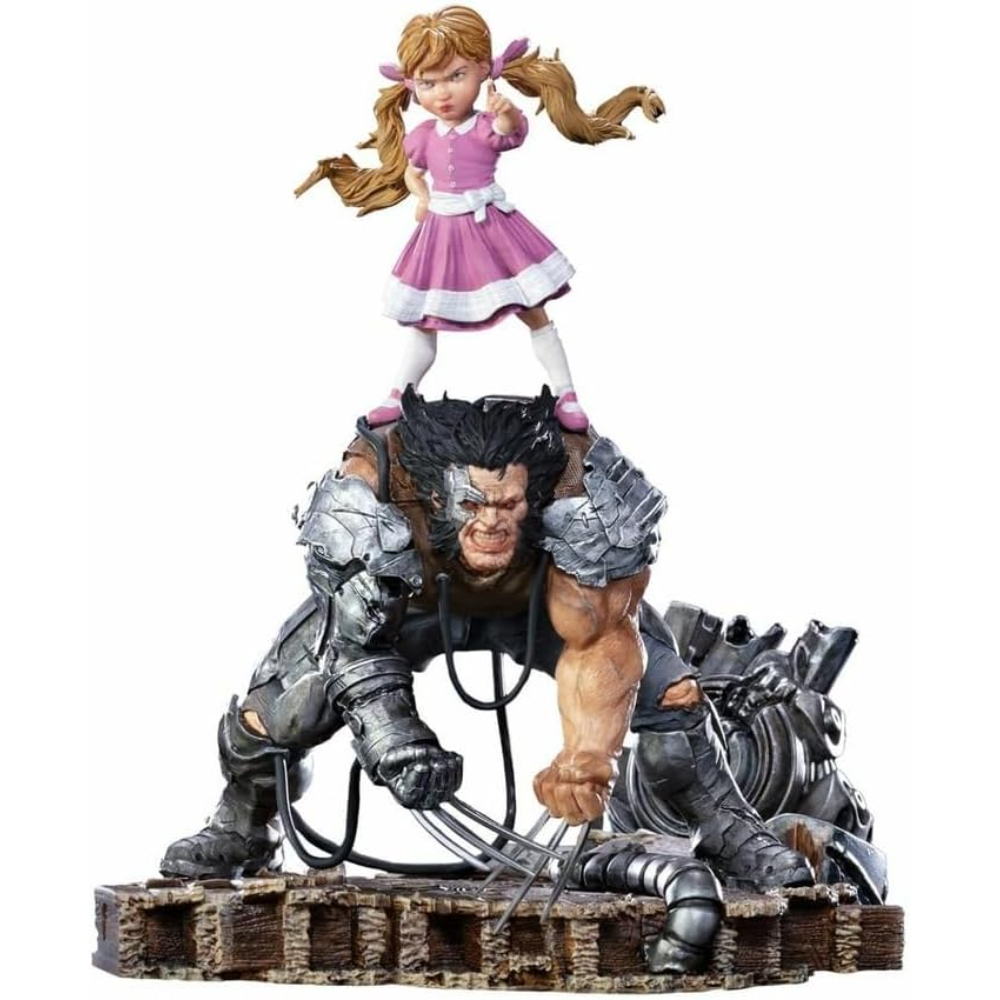 Una statuetta di una ragazza in abito rosa in piedi sulle spalle di Wolverine. Wolverine è in ginocchio con gli artigli fuori.