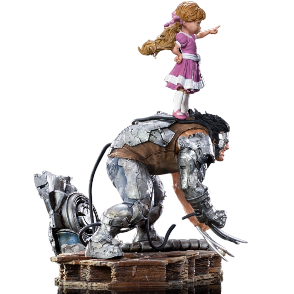 Una statua raffigura una bambina che indica, in piedi su una figura robotica di Wolverine. Lo sfondo è bianco.
