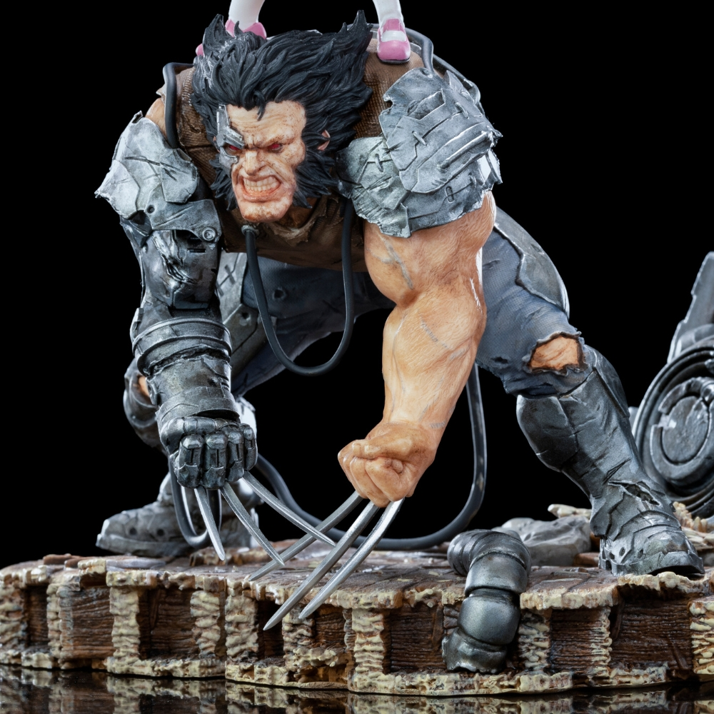 Una statua di Wolverine in posizione accovacciata, con artigli di metallo estesi. Indossa un'armatura di metallo e pantaloni strappati, fili attaccati.