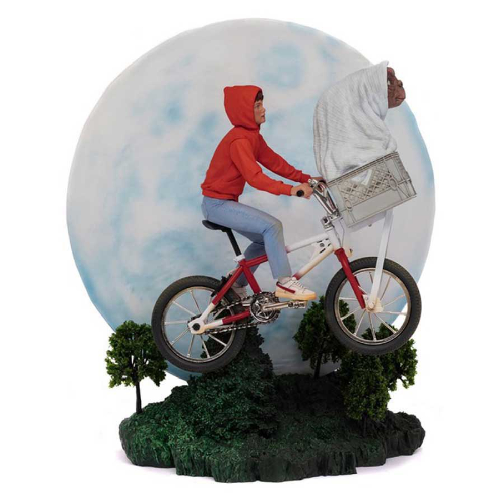 Una figura di E.T. in un cestino su una bicicletta guidata da un bambino con una felpa rossa, di fronte a una luna.