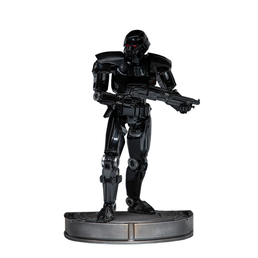 Una figura nera di un Death Trooper di Star Wars è in piedi su una base grigia, con un fucile blaster, occhi rossi visibili nel casco.