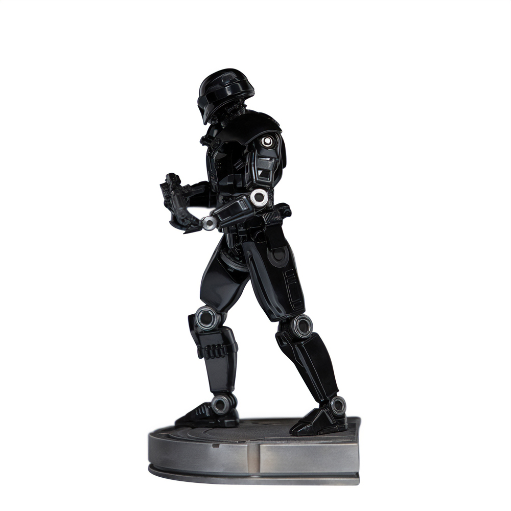 Una figura nera di un personaggio simile a un robot, in piedi su una base metallica su sfondo bianco. Ha un elmo e un'armatura.