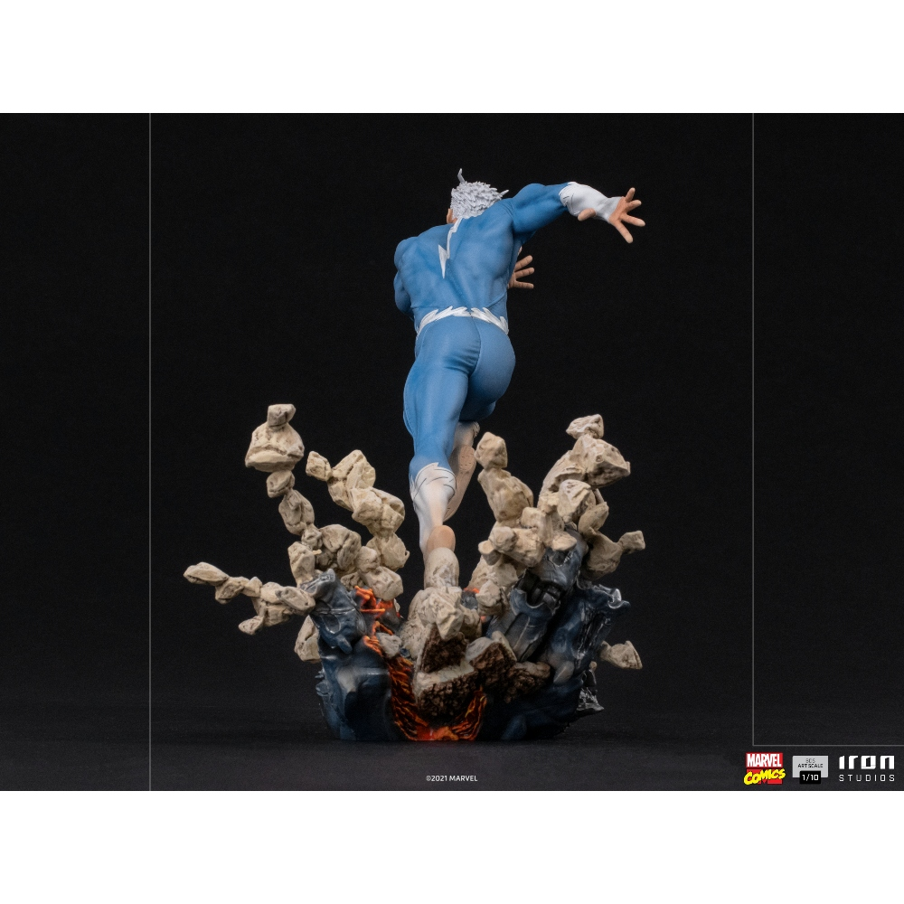 Una statua di Quicksilver. È in una posa dinamica, corre e salta. La figura indossa un costume blu e bianco, con un fulmine.