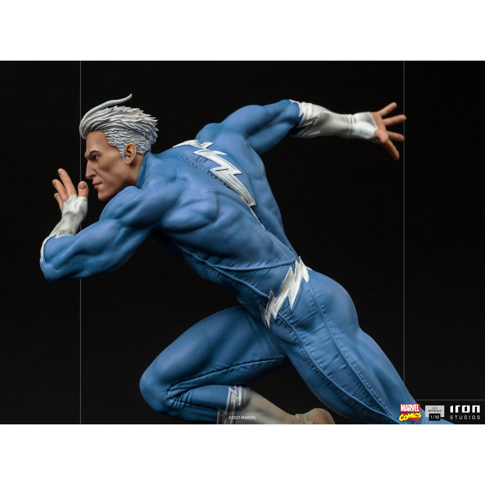 Statua di Quicksilver in posa dinamica di corsa, indossa un abito blu con dettagli a fulmine. Capelli e guanti bianchi.