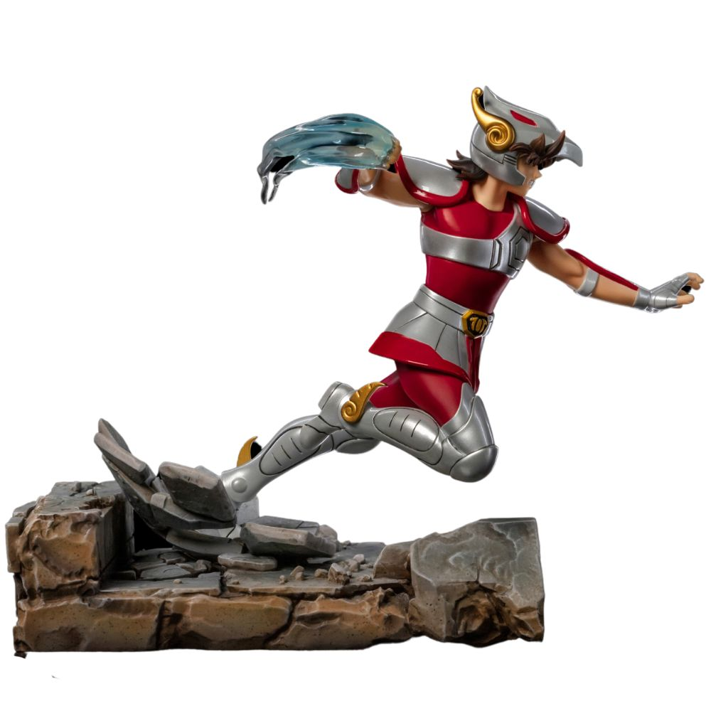 Una statuetta di un personaggio con un'armatura rossa e argento, a metà salto. Tiene in mano un'esplosione di energia blu. È su una base di pietra.
