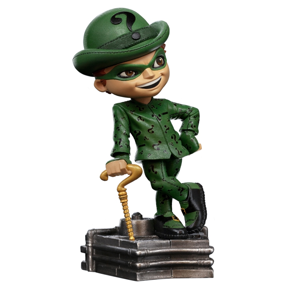 Una statuetta dell'Enigmista. Ha un cappello e un abito verdi con punti interrogativi. Si appoggia a un bastone d'oro. La base è grigia.