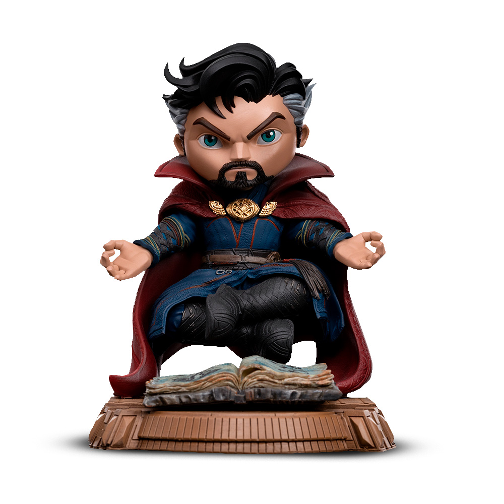 Una statuetta di Doctor Strange in posa meditativa, con un abito blu e rosso. Levita sopra un libro su una base dettagliata.