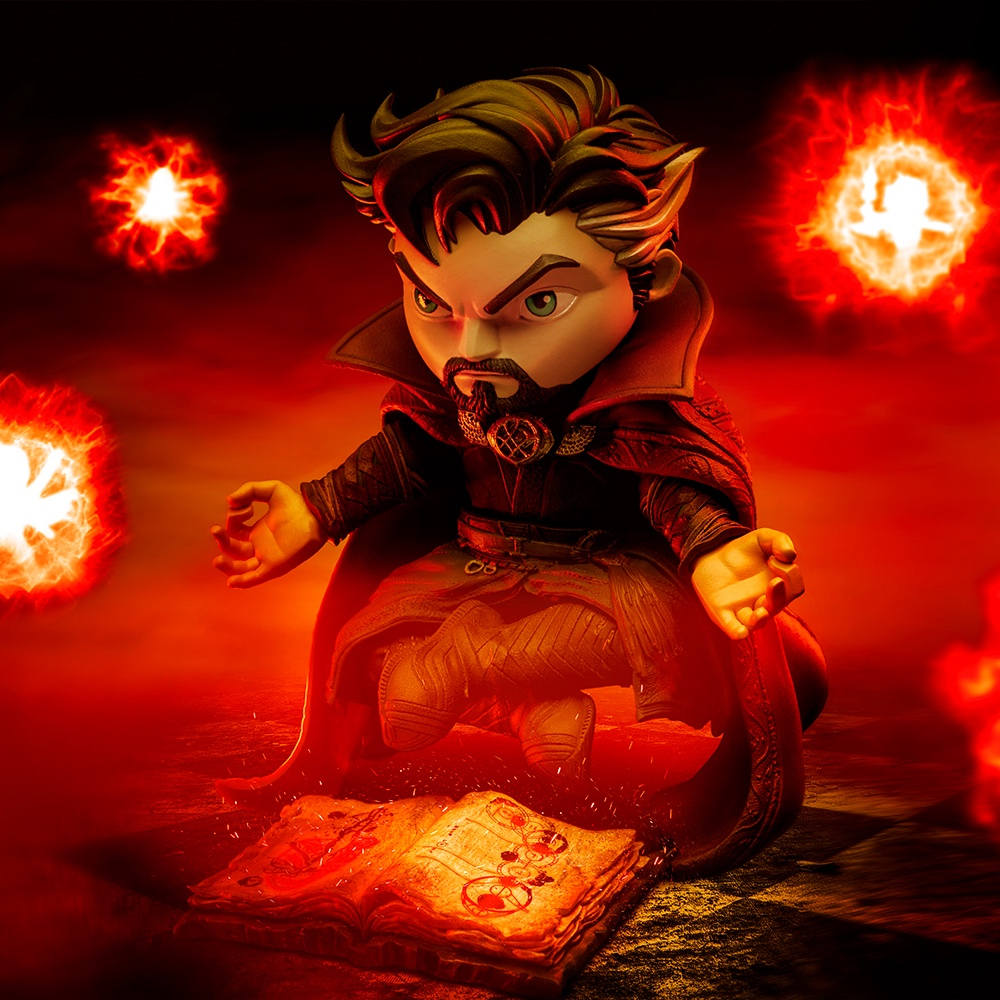 Una statuetta di Doctor Strange con un libro e globi infuocati in una scena dai toni rossi. Indossa un mantello, ha le mani alzate e un'espressione severa.