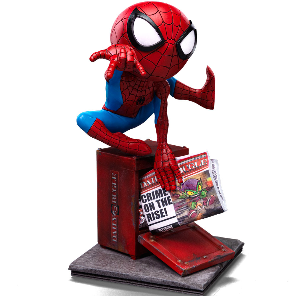 Figura di Spider-Man su una scatola rossa del Daily Bugle. Indica, con giornali sulla crescita del crimine. Sfondo bianco.
