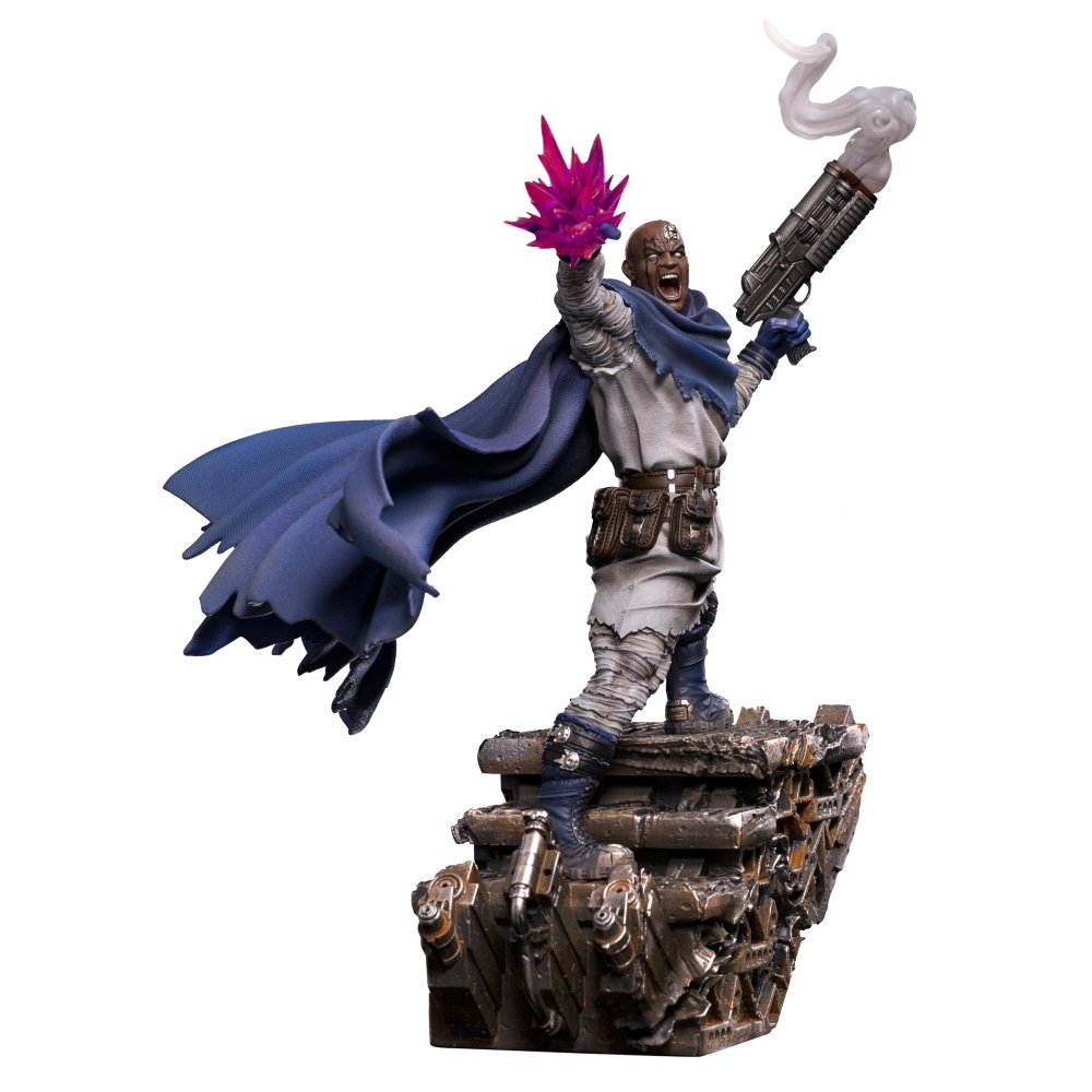 Una statuetta di un uomo nero calvo con un mantello blu, che tiene in mano una pistola e un'esplosione di energia rosa. È in piedi su una piattaforma meccanica.