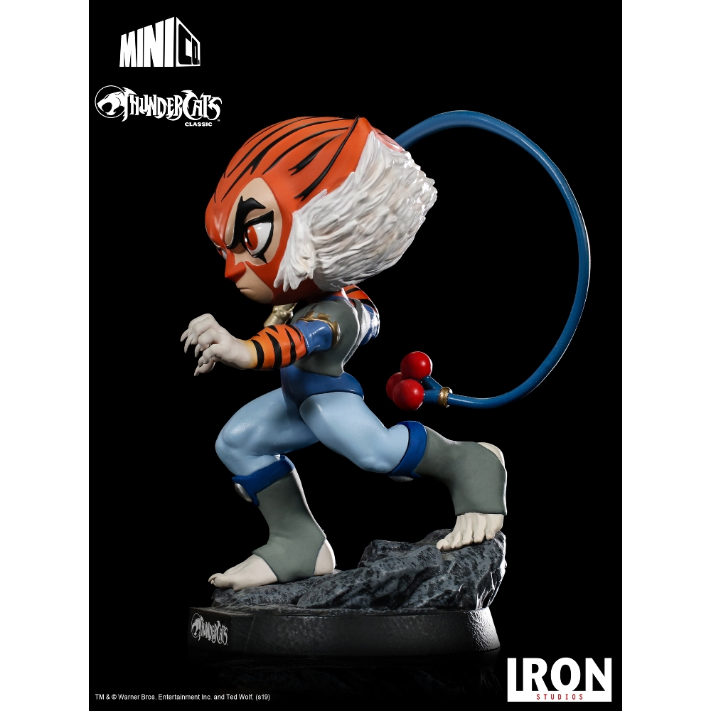 Una statuetta dei ThunderCats. Raffigura un personaggio con strisce arancioni e nere, capelli bianchi, abiti blu e una coda blu.
