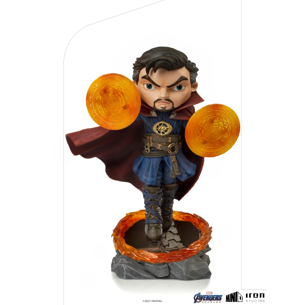 Una statuetta di Doctor Strange con scudi energetici arancioni. Indossa un abito blu e rosso e si trova su una base infuocata. Lo sfondo è bianco.
