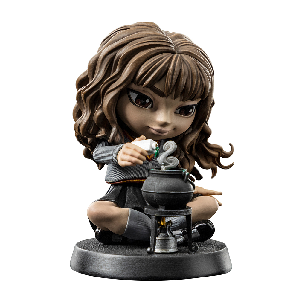 Statuetta di Hermione Granger. Versa una pozione in un calderone. Il calderone è sopra un piccolo bruciatore. Ha i capelli castani.