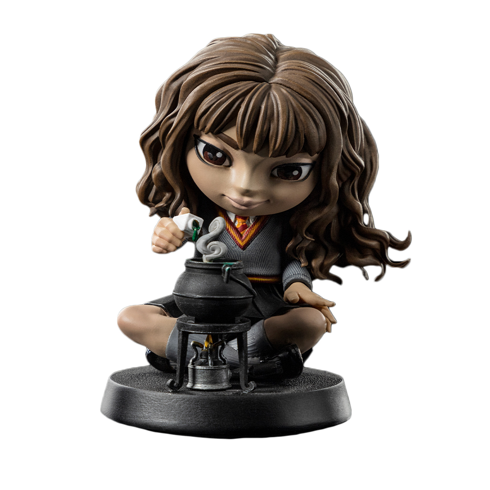 Una statuetta di Hermione Granger seduta che versa una pozione in un calderone. Sale vapore. Indossa l'uniforme di Hogwarts.