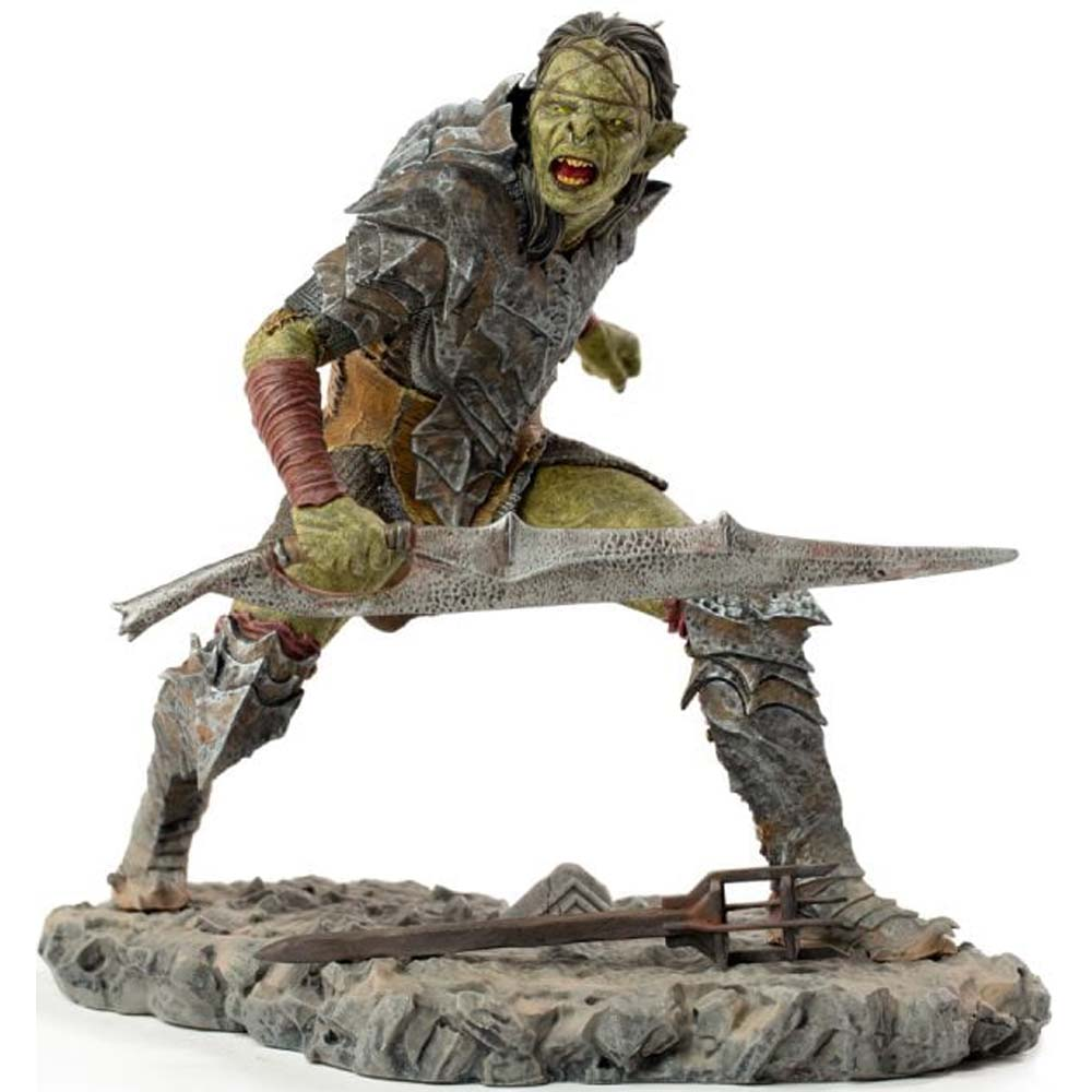 Una figura di orco dalla pelle verde con una spada, in armatura, su una base rocciosa. L'orco ringhia, pronto per la battaglia.
