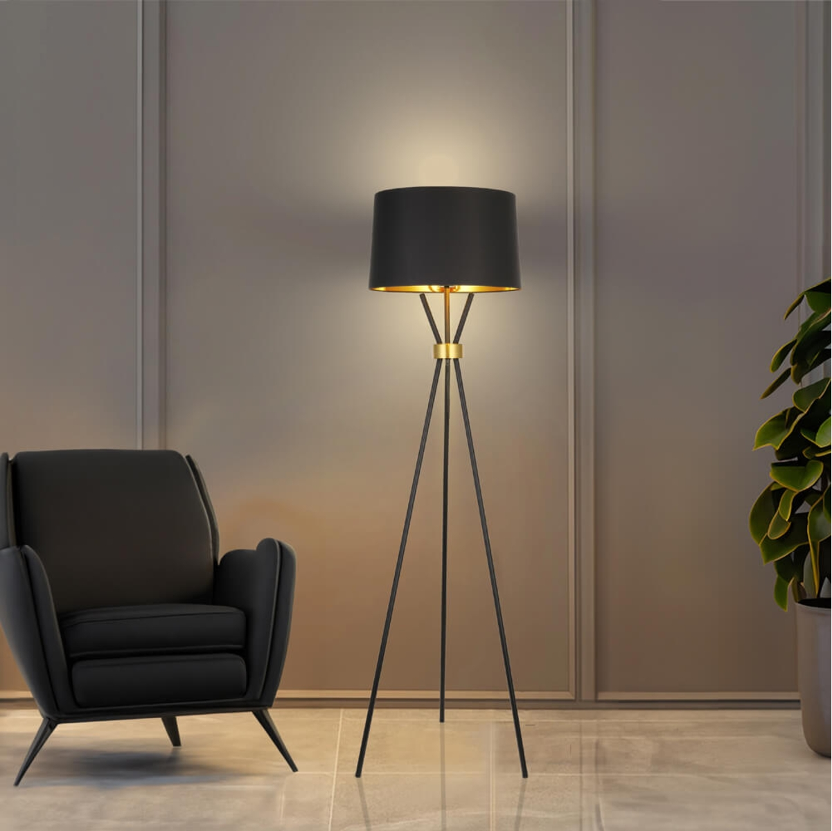 Eine schwarze Stehlampe mit goldenem Innenraum, ein schwarzer Sessel und eine Topfpflanze. Der Hintergrund ist eine graue Wand mit vertikalen Paneelen.