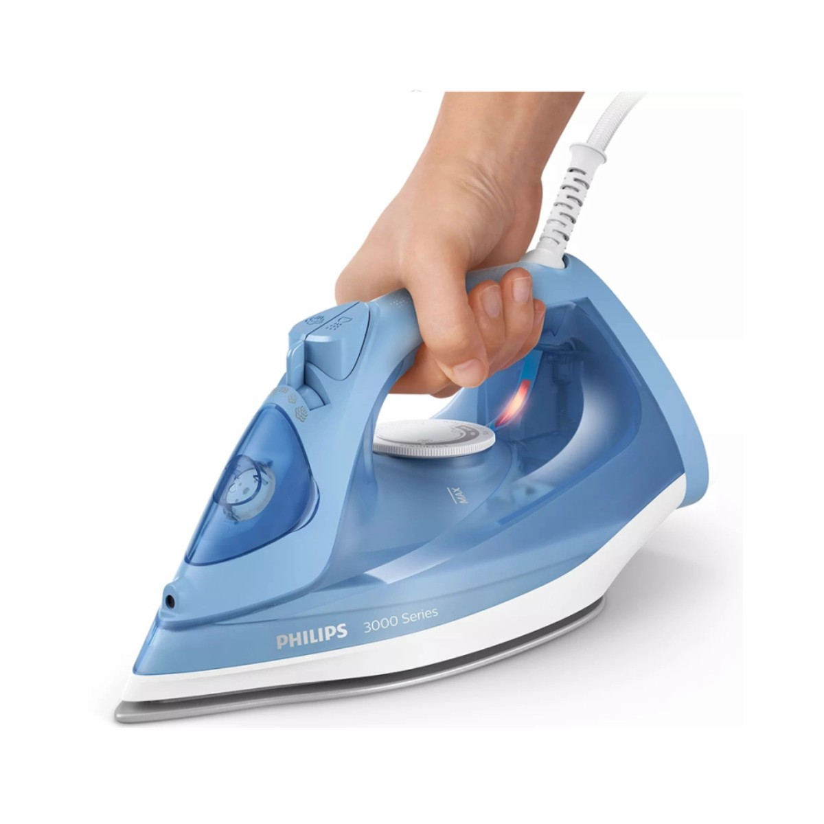 Jasnoniebieskie żelazko Philips trzymane jest przez dłoń. Żelazko ma białą podstawę i biały przewód zasilający. Widoczne jest logo Philips.