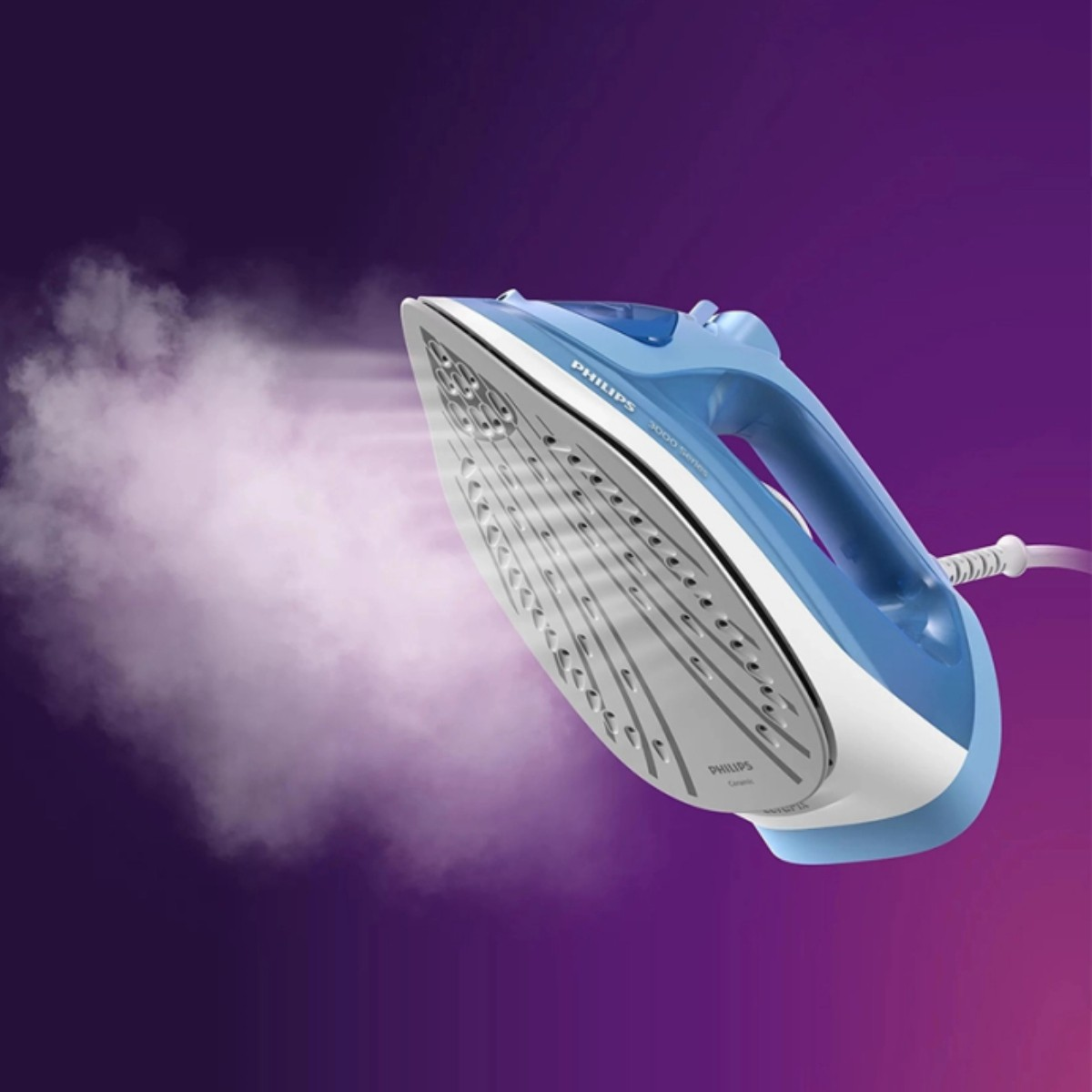Niebiesko-białe żelazko Philips paruje na fioletowym tle. Żelazko jest ustawione pod kątem, emitując chmurę białej pary.
