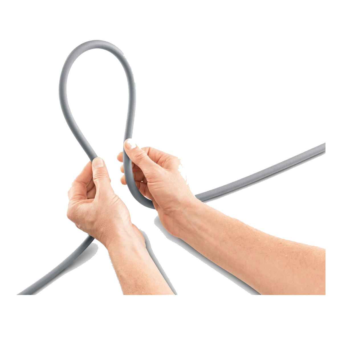 Dłonie trzymające szarą, elastyczną rurkę zagiętą w pętlę na białym tle. Widoczne jest również ramię.